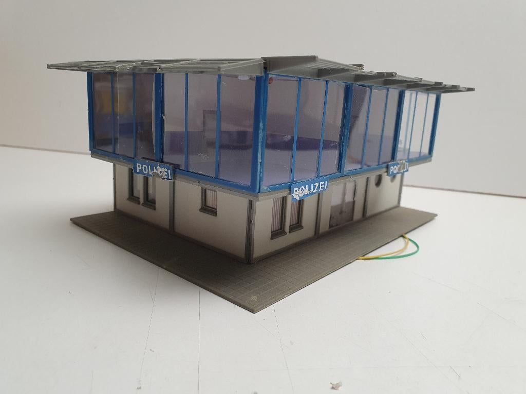 FALLER H0 130481 Modern politiebureau met binnenverlichting, Overige merken, Gebruikt, Gelijkstroom of Wisselstroom, Brug, Tunnel of Gebouw