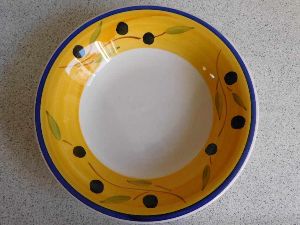 Diep Bord  21x5 cm. Olijven C.M.S. Made in Italy, Ophalen of Verzenden, Zo goed als nieuw, Bord(en), Overige stijlen