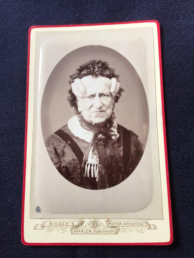 CDV, Oude dame, BINGER, HAARLEM, Carte de Visite, Ophalen of Verzenden, Voor 1940, Gebruikt, Foto