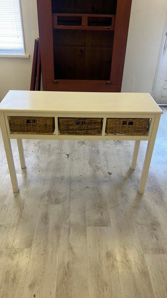 Sidetable met rieten mandjes., Ophalen, Gebruikt, 100 tot 150 cm, Grenenhout
