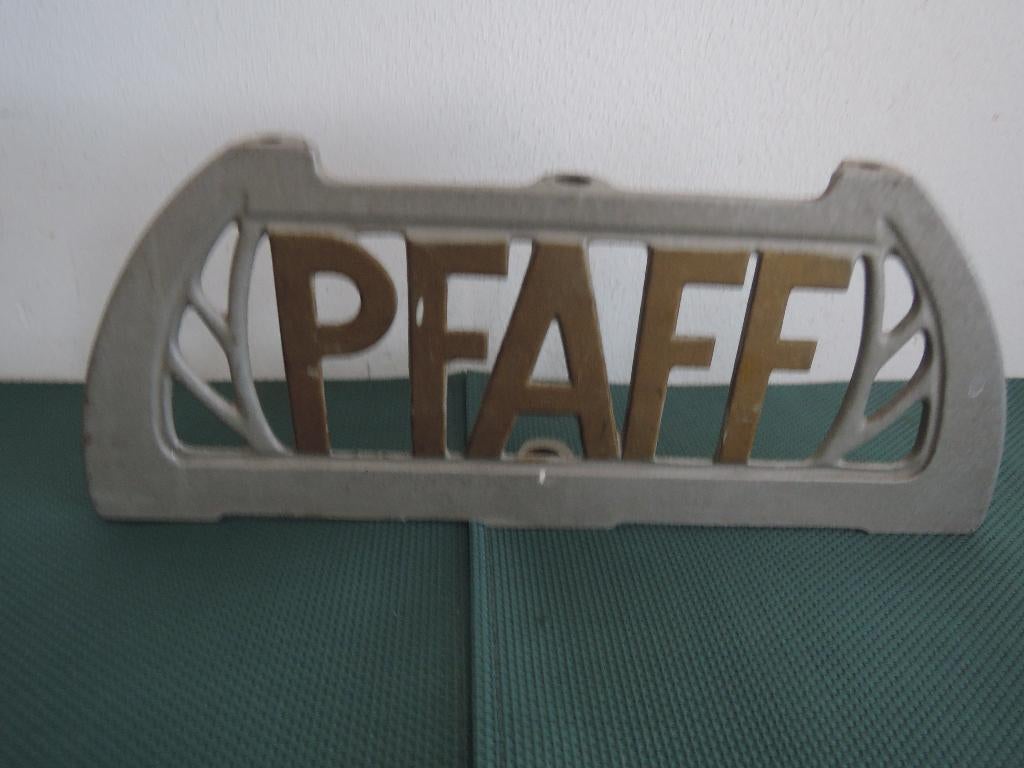 Metalen Pfaff naamplaat / garen standaard, Hobby en Vrije tijd, Naaimachines en Toebehoren, Ophalen of Verzenden, Zo goed als nieuw