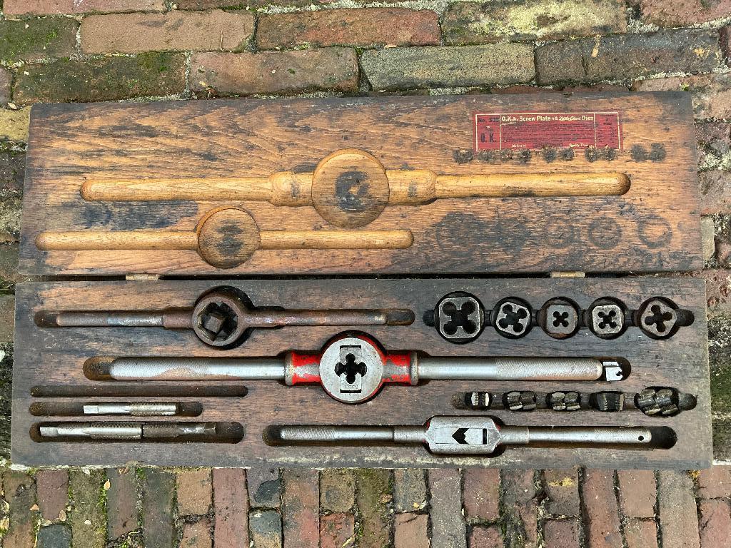 Oude set tappen en snij-ijzers in houten kist, Ophalen of Verzenden, Gebruikt