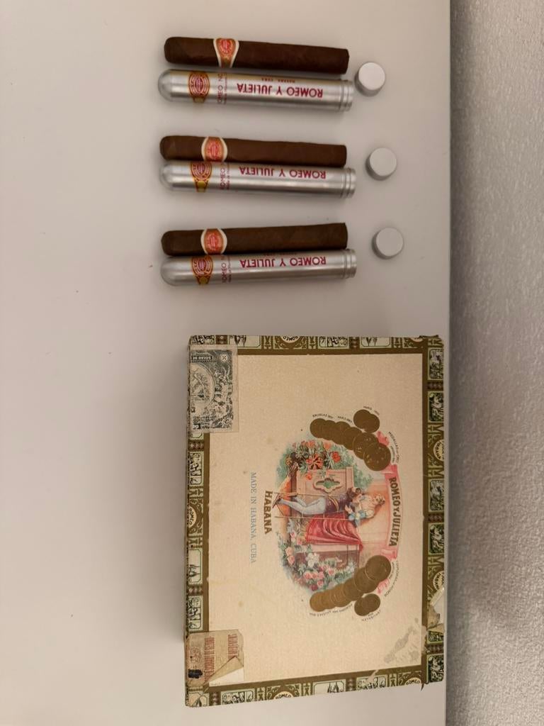 Romeo y julieta habana cigars 3 stuks, Verzamelen, Rookartikelen, Aanstekers en Luciferdoosjes, Ophalen of Verzenden, Nieuw, Sigarenbandjes