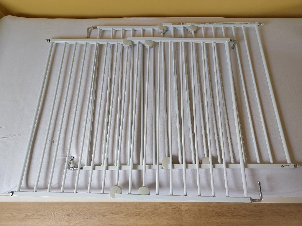 2 witte Safety 1st traphekjes 62-102 cm, Kinderen en Baby's, Traphekjes, Ophalen, 100 tot 115 cm, Zo goed als nieuw, Metaal of IJzer