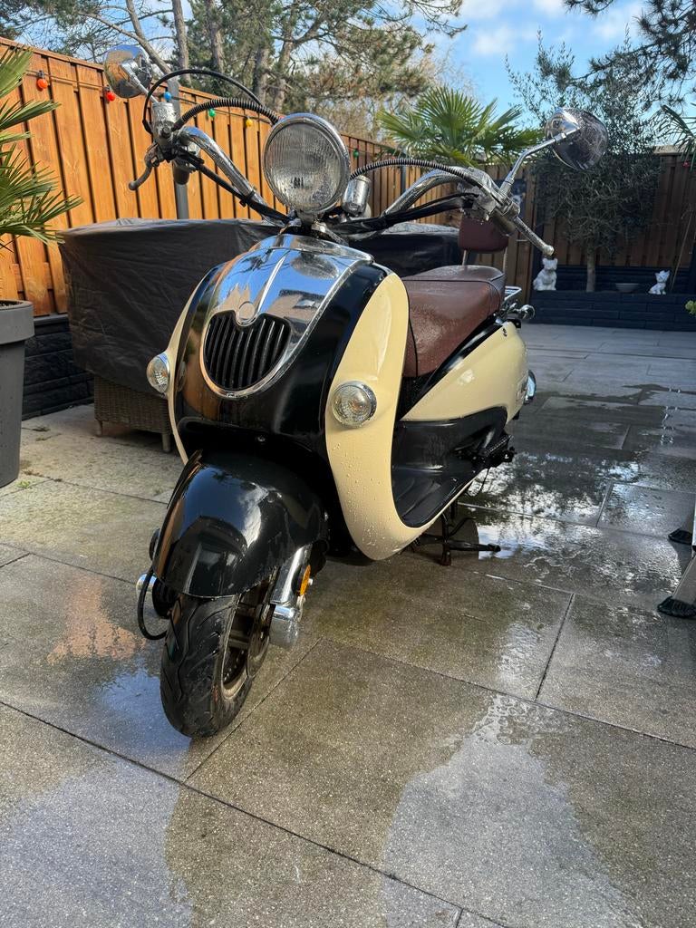 Senzo Scooter | GEEL kenteken | Beige Zwart, Fietsen en Brommers, Brommeronderdelen | Scooters, Gebruikt, Overige merken, Overige typen