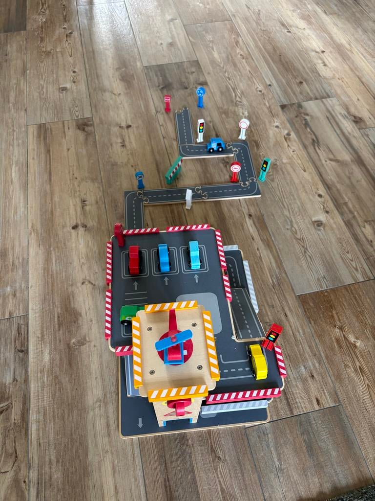 Houten garage met autootjes en verkeersborden, Ophalen of Verzenden, Gebruikt, Overige typen