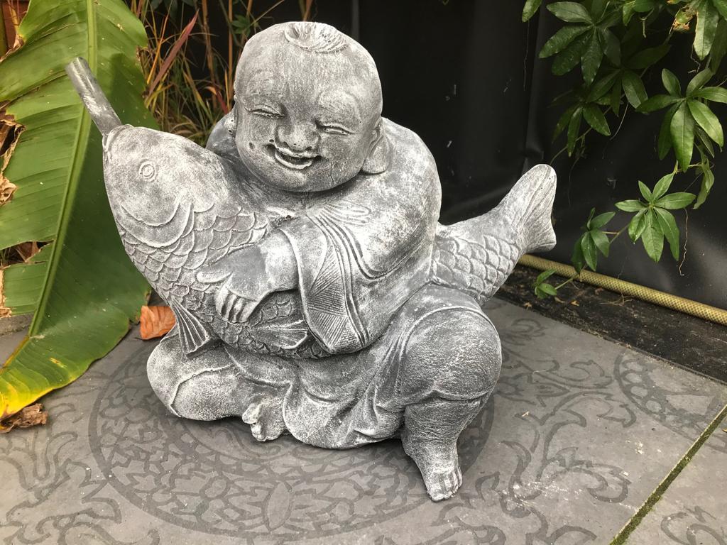 Chinees dikbuik boeddha met koikarper waterfontein, Tuin en Terras, Tuinbeelden, Verburgt Vintage, Nieuw, https://verburgtvintage.nl/#contact