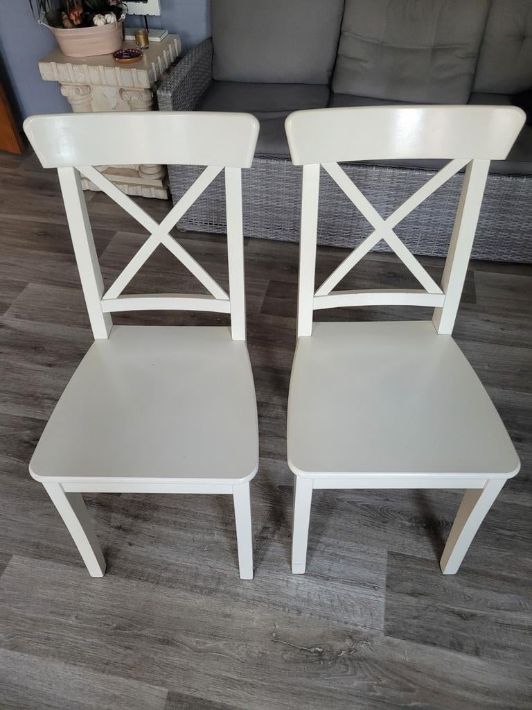 Twee witte stoelen met kruisrugleuning, Ophalen