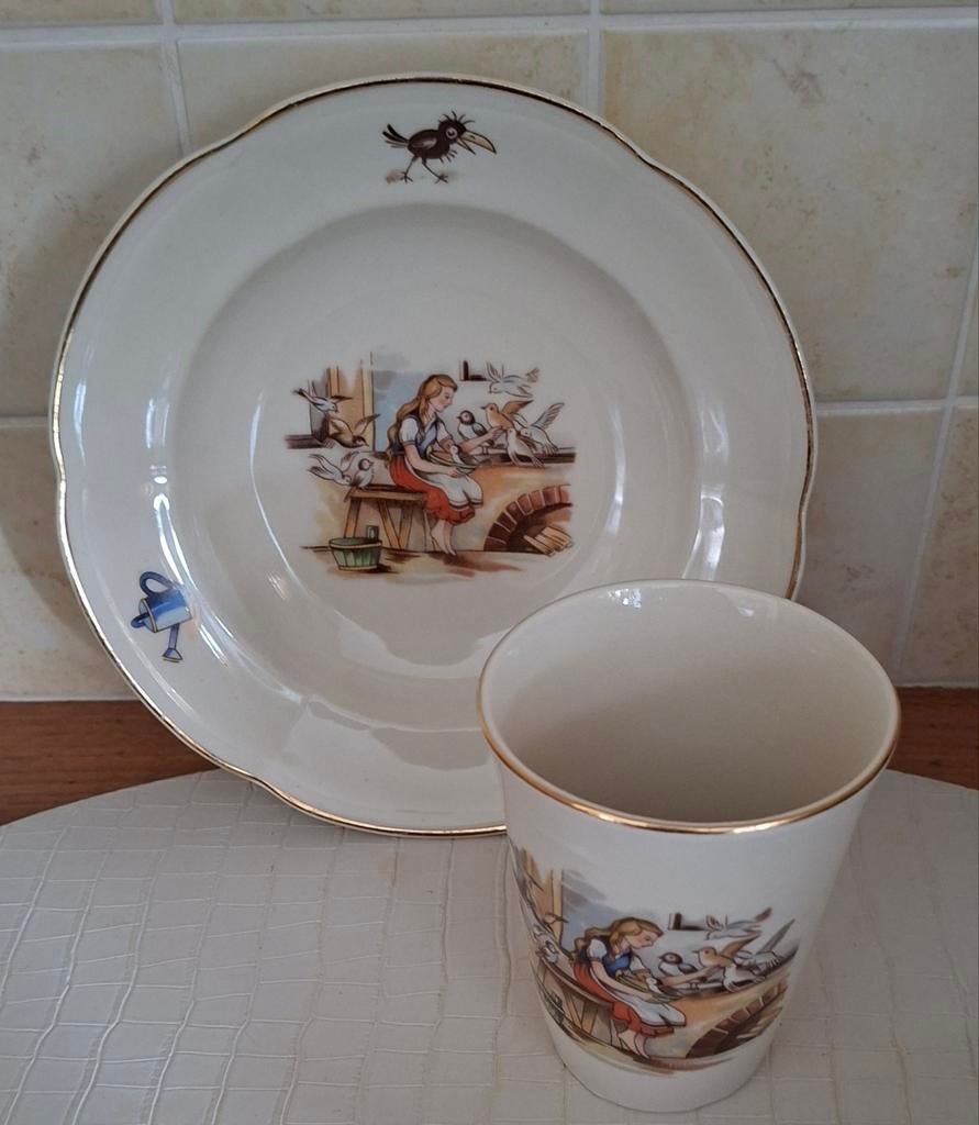 Kinderbord met beker Chodziez, sprookje, Antiek en Kunst, Ophalen of Verzenden