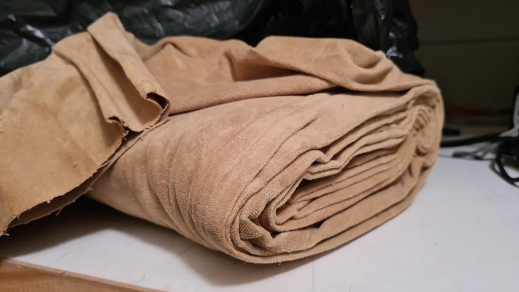 Velours stof aan de rol en zak los, Hobby en Vrije tijd, Stoffen en Lappen, Ophalen, Overige materialen, 120 cm of meer, Beige