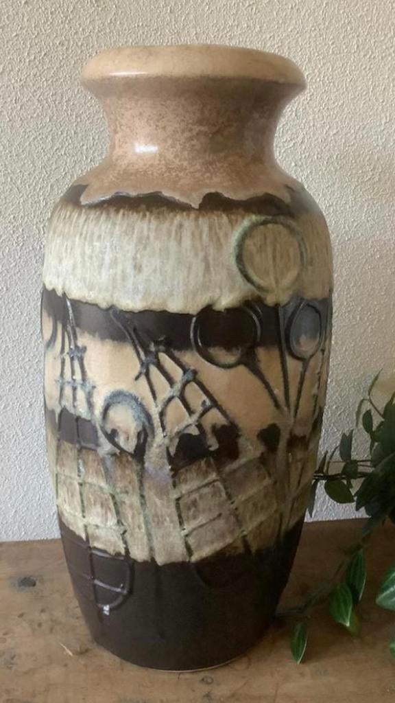 Grote West Germany vaas met reliëf, Huis en Inrichting, Woonaccessoires | Vazen, Overige kleuren, Aardewerk of Porselein, Ophalen of Verzenden