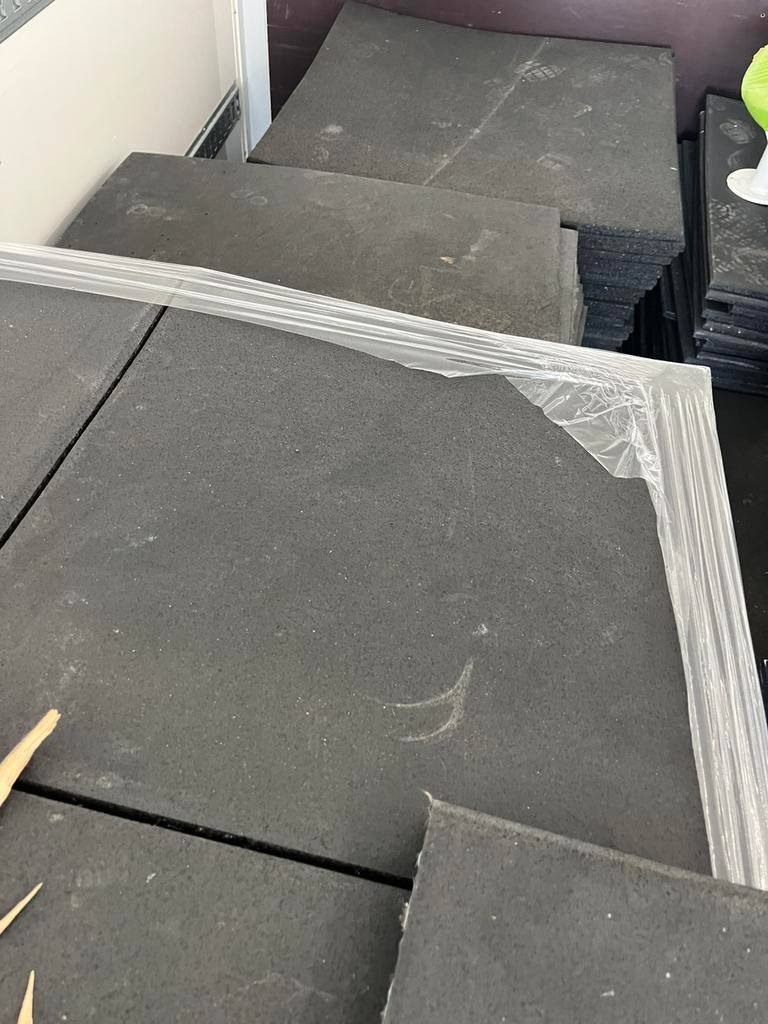 Vol rubberen vloer tegels 50 x 50 x 3 cm tegel mat, Ophalen, Gebruikt, 40 tot 60 cm, 10 m² of meer