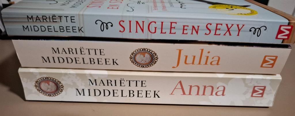 Mariette Middelbeek: Anna, Julia + Single en sexy, Ophalen of Verzenden, Gelezen, Mariette Middelbeek, Nederland