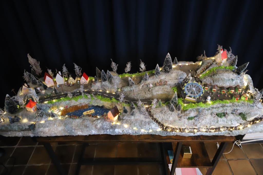 Erg mooi hand gemaakt kerstdorp. incl huisjes poppetjes enz, Diversen, Kerst, Ophalen, Nieuw