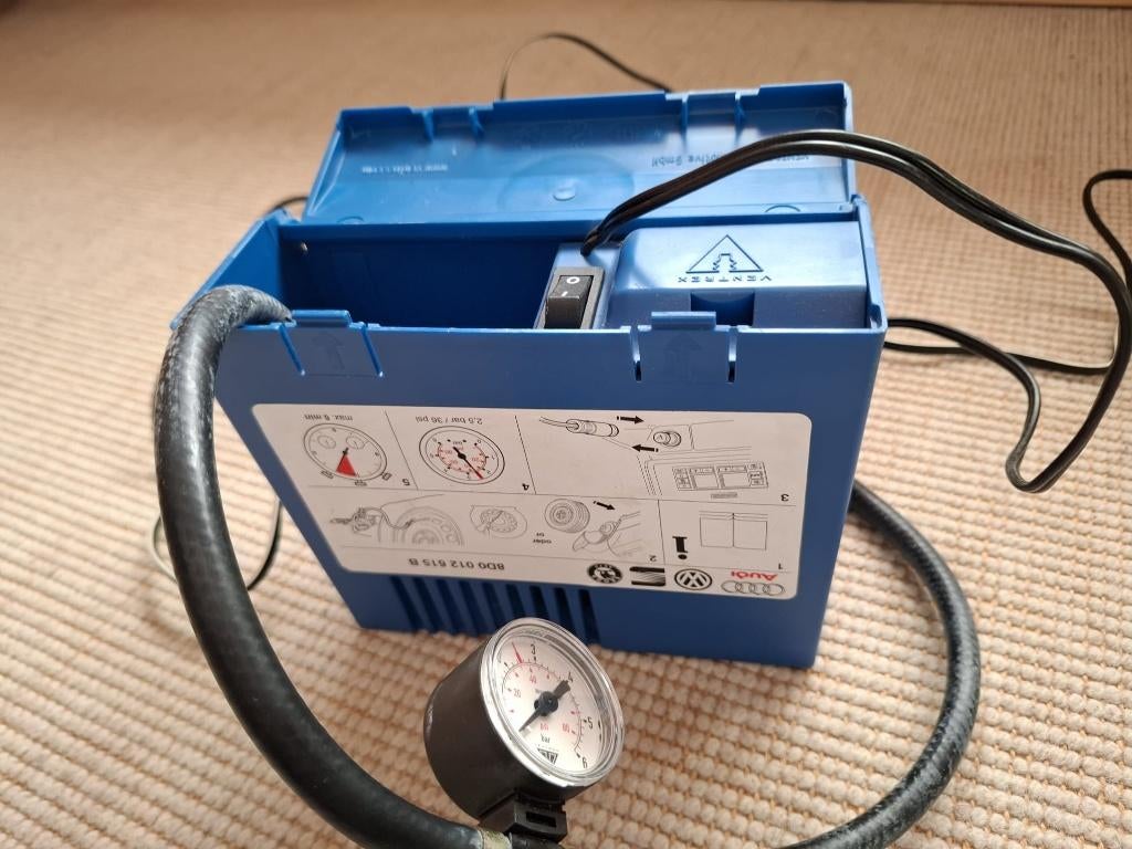 VW AUDI SEAT SKODA orginele 12v auto bandenpomp, Ophalen, Zo goed als nieuw