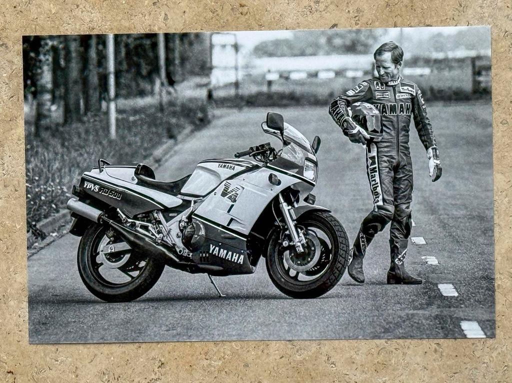 Org z/w foto 20x30 cm Kenny Roberts met Yamaha YPVS RD500 V4, Verzenden, Nieuw, Motoren