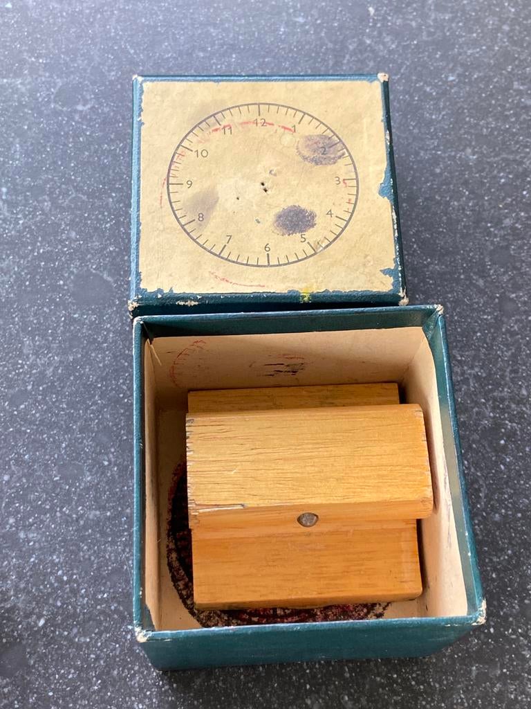 Oud stempel in originele doos van een klok wijzerplaat, Ophalen of Verzenden