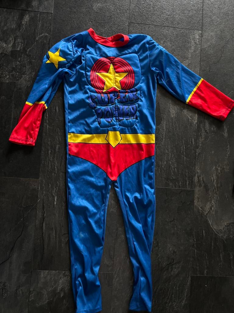 Superhelden pak met lichte vulling, Ophalen of Verzenden, Zo goed als nieuw, 122 t/m 128