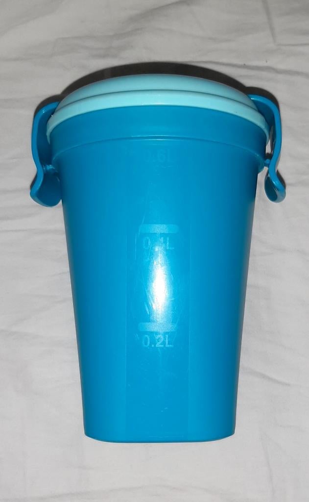 Blauwe TUPPERWARE beker met deksel afsluitbaar yoghurt drink, Ophalen of Verzenden, Zo goed als nieuw