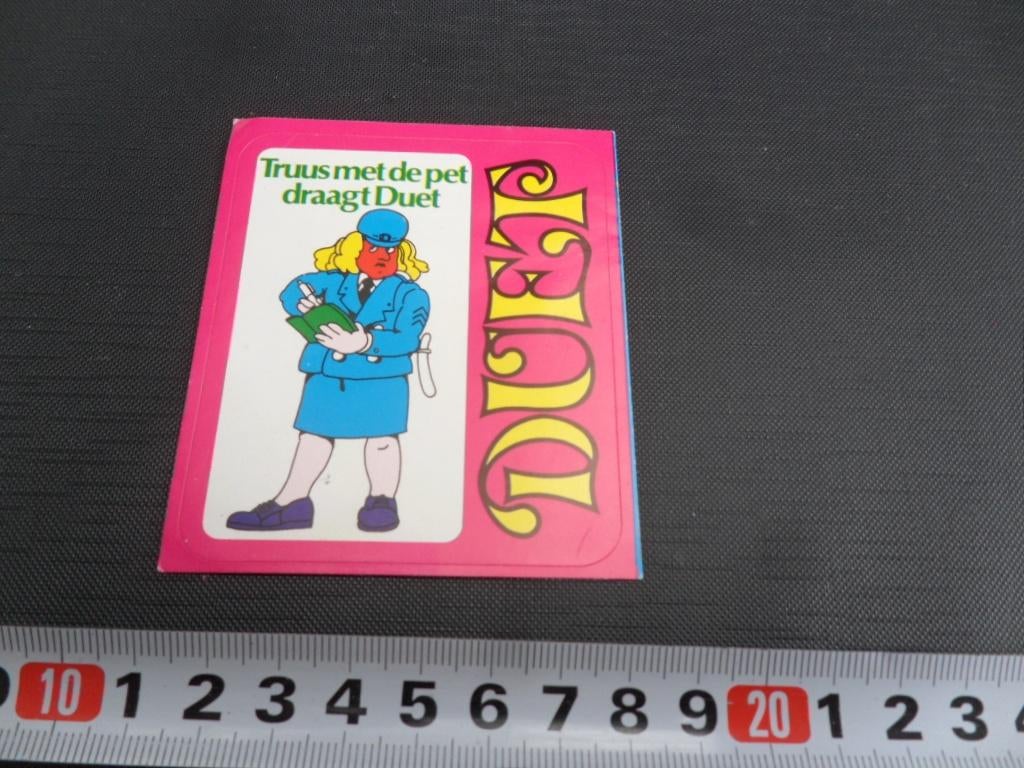 sticker Truus met de pet draagt Duet, Ophalen, Zo goed als nieuw