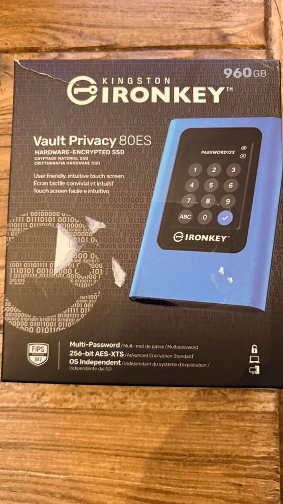 Kingston IronKey Vault Privacy 80 960GB Blauw, Boeken, Informatica en Computer, Ophalen, Zo goed als nieuw, Hardware