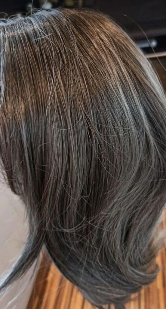 Mooie grijze pruik/haarwerk/wig 18 inch, Ophalen of Verzenden, Nieuw, Pruik of Haarverlenging