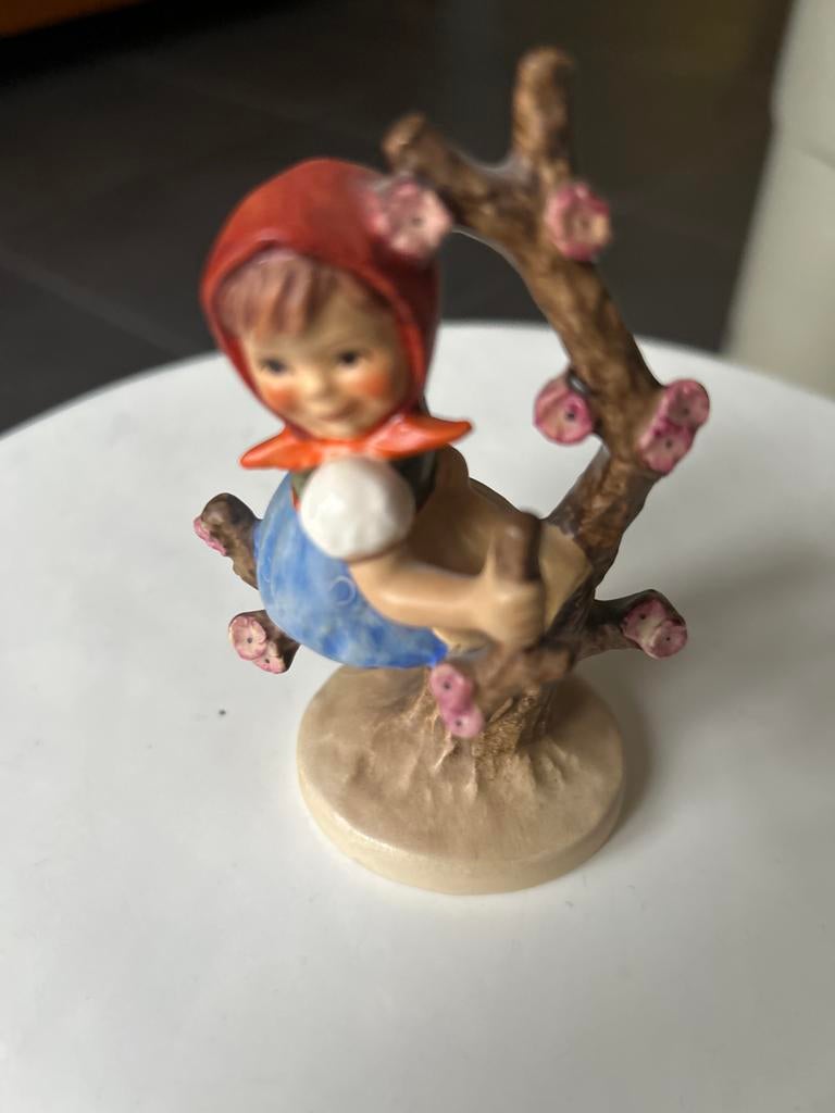 Hummel Meisje in Bloesemboom #141 3/0, Ophalen of Verzenden, Zo goed als nieuw, Hummel