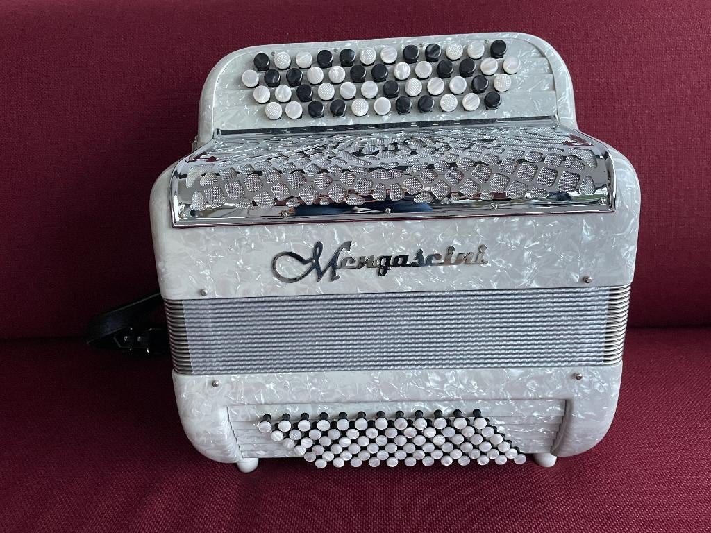 Nieuwe  kleine Mengascini knopaccordeon . 72 bas . C-Griff., Muziek en Instrumenten, 72-bas, Ophalen of Verzenden, Knopaccordeon