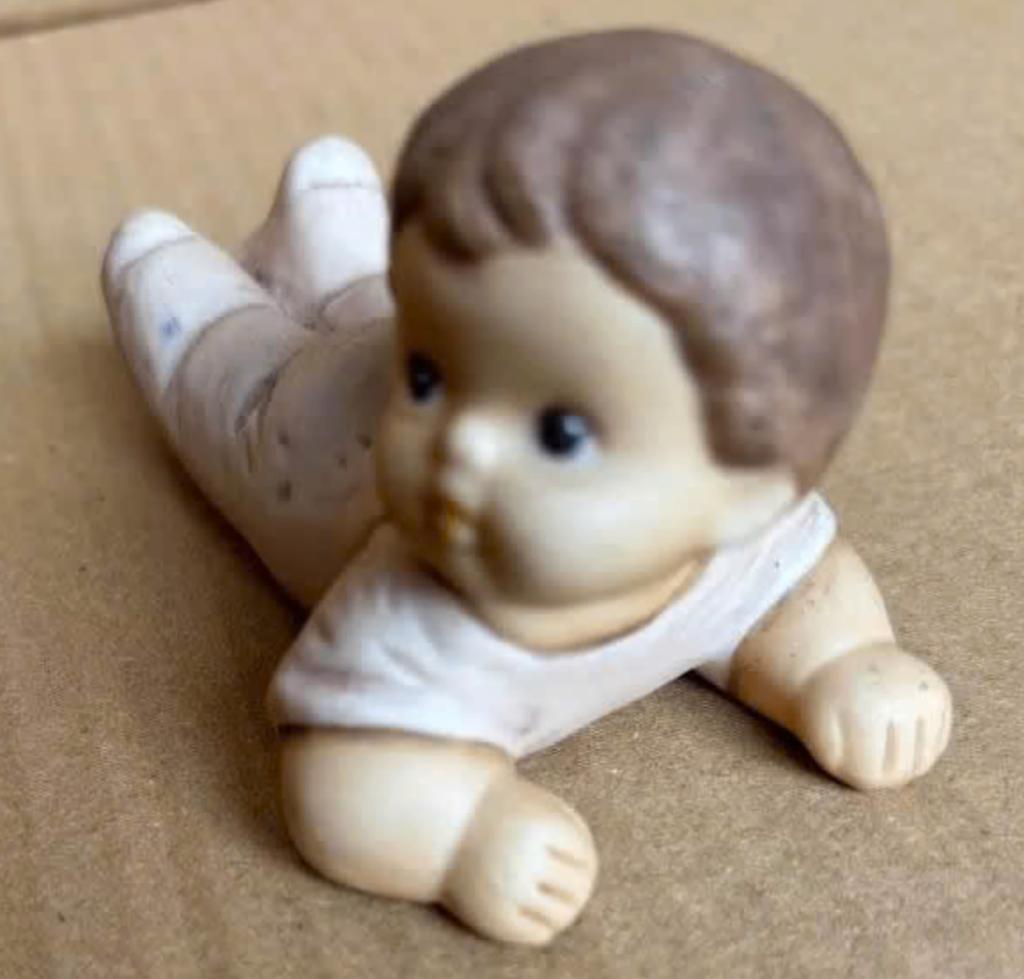 Hummel Limpke - beeldje van Goebel - kruipende baby (8 cm), Verzamelen, Beelden en Beeldjes, Ophalen of Verzenden, Zo goed als nieuw