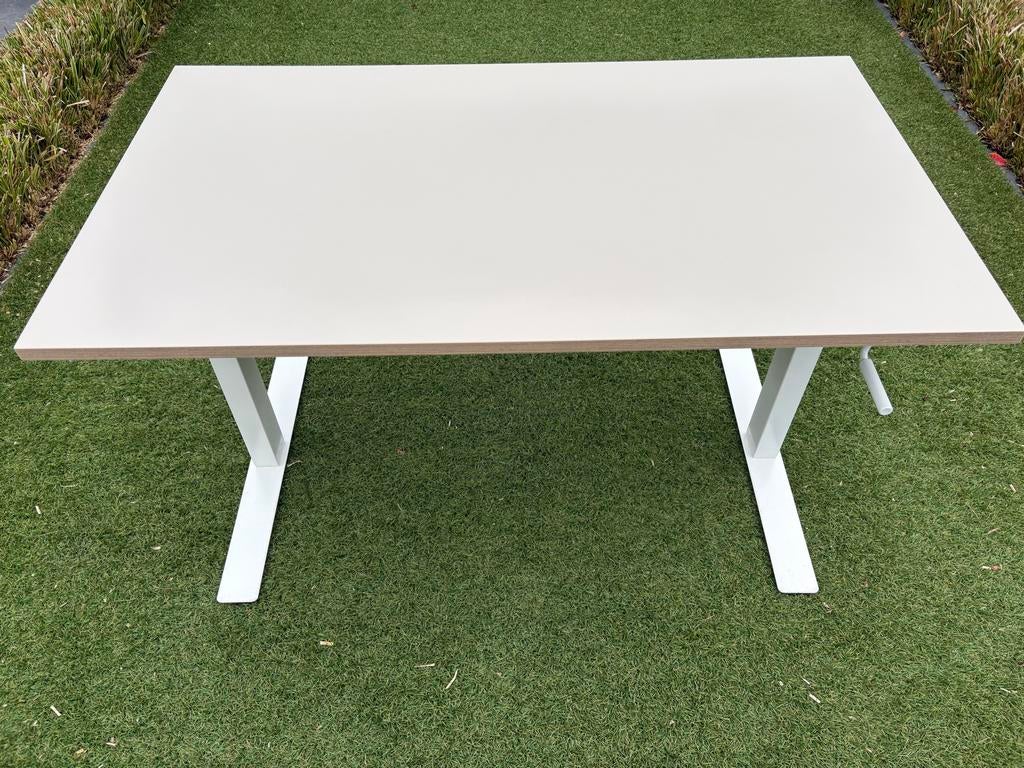 Verstelbaar bureau - Wit blad, wit onderstel, Ophalen, Zit-sta bureau, Spaanplaat of MDF, In hoogte verstelbaar