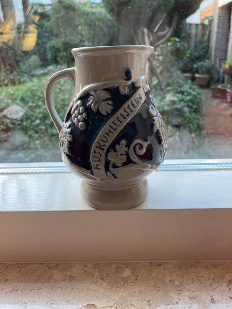 Vintage Duitse wijnkan | druivenmotief en tekst | Breweriana, Antiek en Kunst, Antiek | Keramiek en Aardewerk, Ophalen of Verzenden