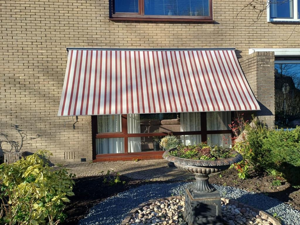Zonnescherm met rood-witte strepen, Tuin en Terras, Zonneschermen, 150 tot 300 cm, Ophalen, Gebruikt, Knikarmscherm