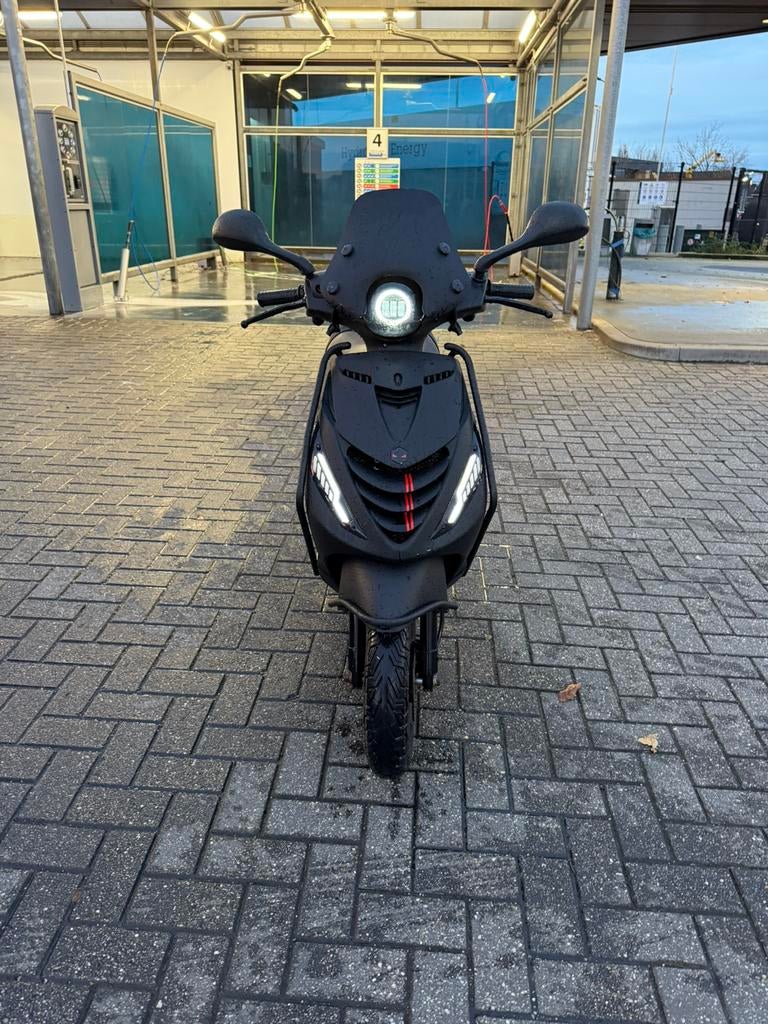 Piaggio zip 4takt 50cc full option, Fietsen en Brommers, Scooters | Piaggio, Zo goed als nieuw, Zip, Benzine, Ophalen