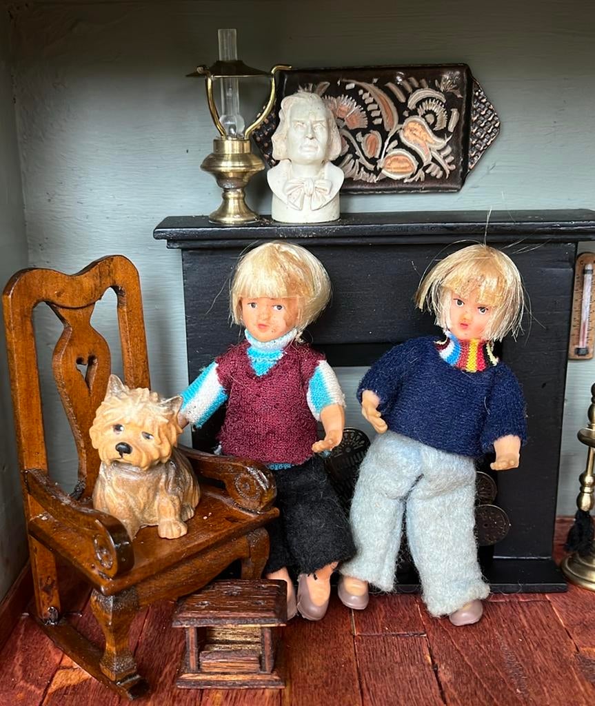 2 oude poppetjes 10cm voor poppenhuis, Ophalen of Verzenden, Gebruikt, Poppenhuis