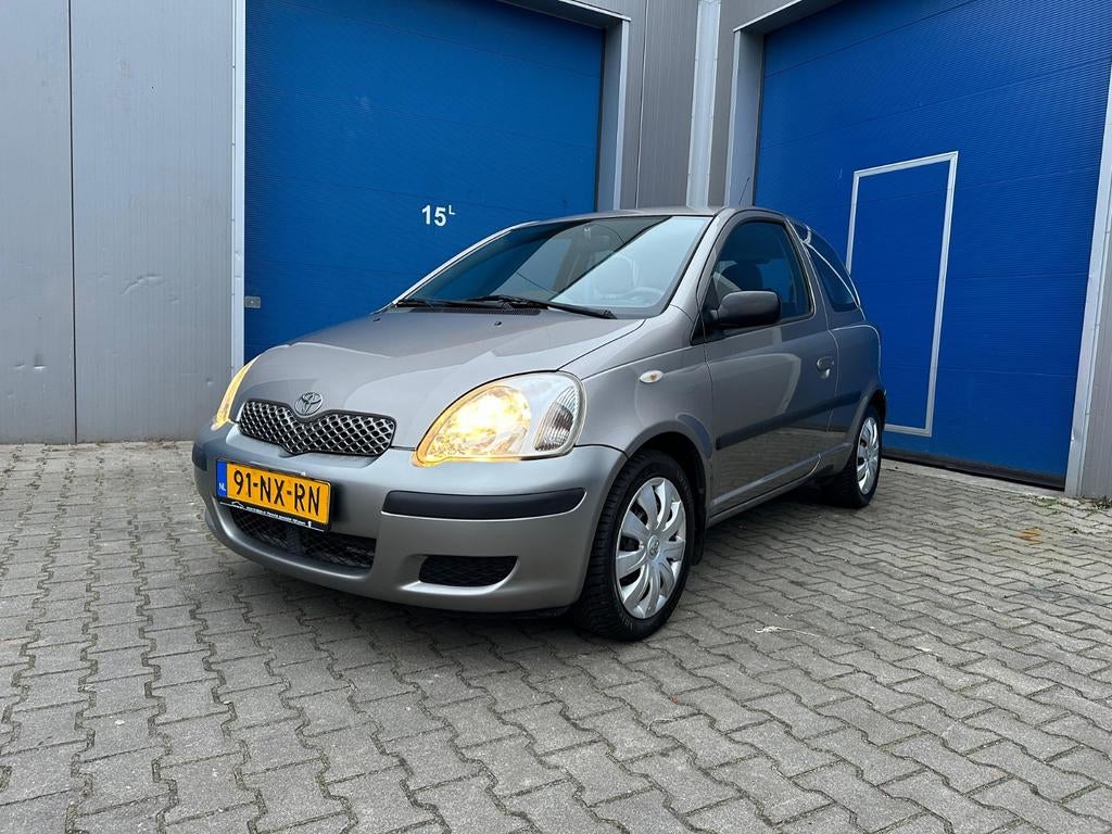 Toyota Yaris 1.3 16V Vvti 3DR Linea Terra 2004 Grijs, Voorwielaandrijving, 31 €/maand, 4 cilinders, 400 kg