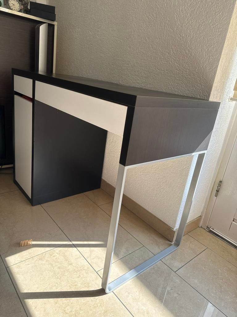 Ikea Micke bureau. Zwart bruin met witte accenten, Ophalen, 100 tot 150 cm, Zo goed als nieuw, 25 tot 50 cm