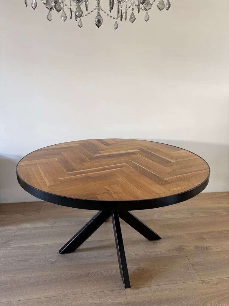 Ronde Eiken Eettafel Visgraat - Zwart Metalen Onderstel, Huis en Inrichting, Tafels | Eettafels, Ophalen, 100 tot 150 cm, Zo goed als nieuw