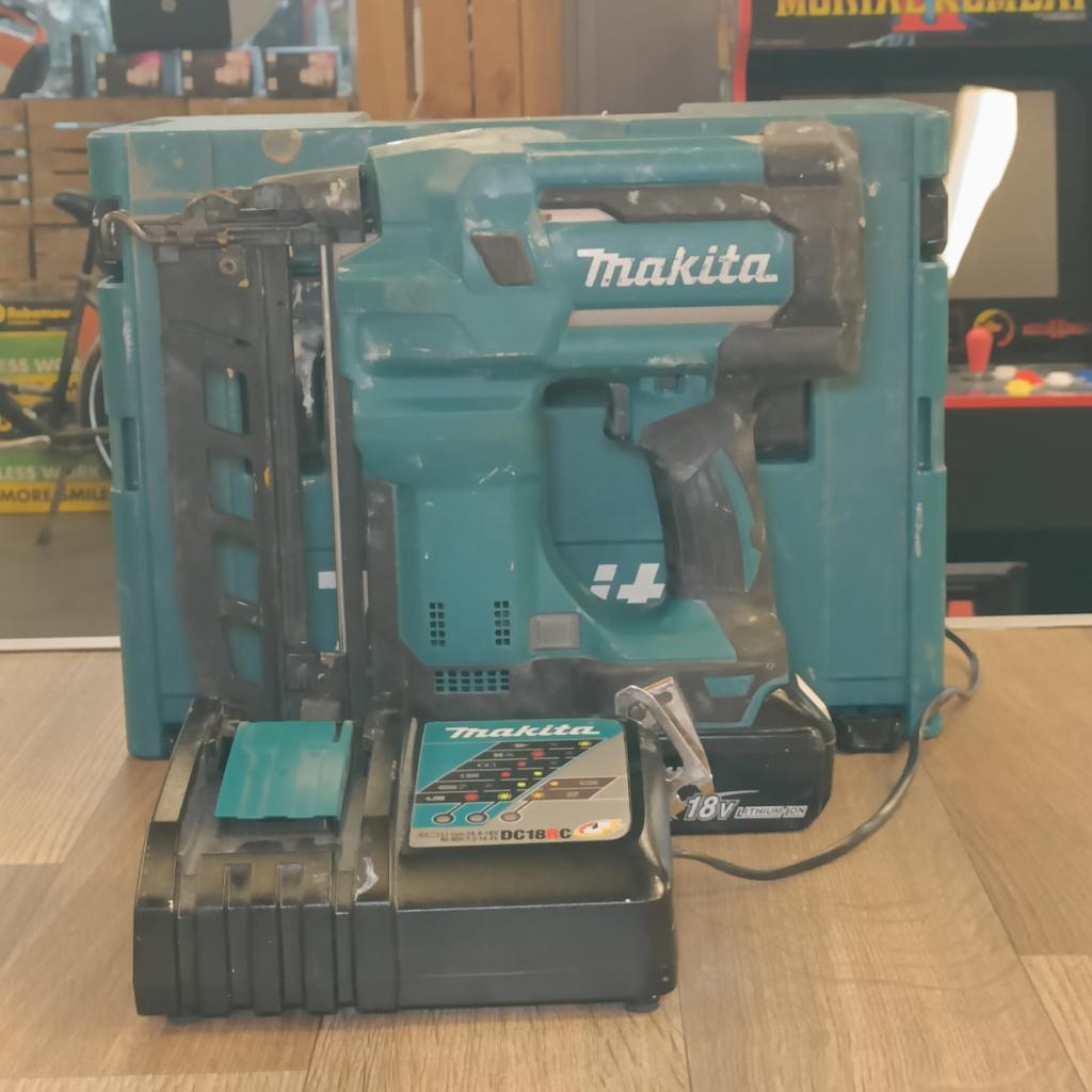 Makita DBN600 Spijkerpistool Incl accu & Incl Oplader, Doe-het-zelf en Verbouw, Makita, Zo goed als nieuw, Support@makita.com