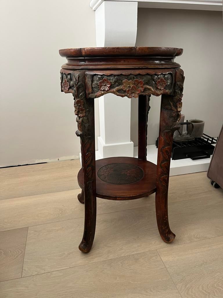 Antiek Chinees Bijzettafeltje met Handgesneden Details, Ophalen of Verzenden