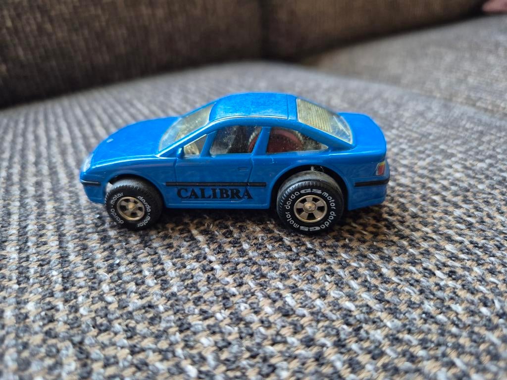 Darda blauwe Opel Calibra, Hobby en Vrije tijd, Modelauto's | Overige schalen, Ophalen of Verzenden