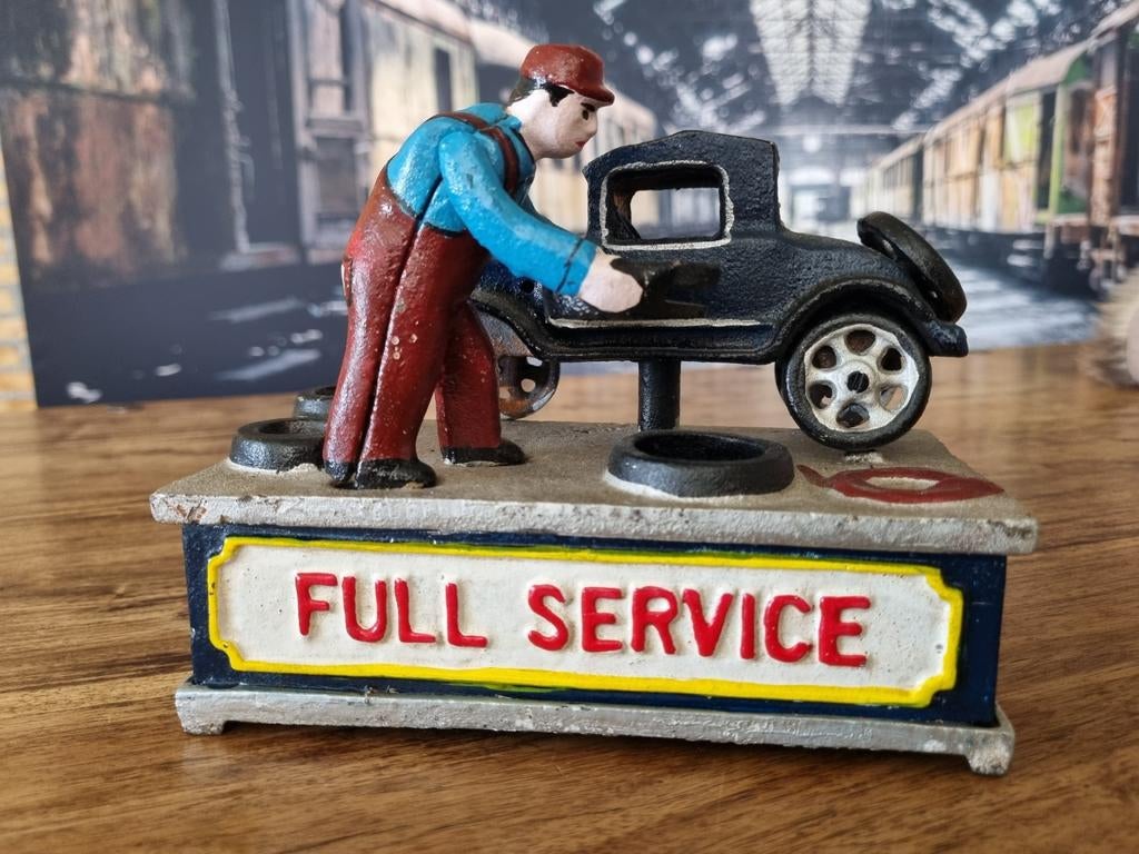 Vintage spaarpot 'Full Service' monteur met auto gietijzer, Ophalen of Verzenden, Zo goed als nieuw