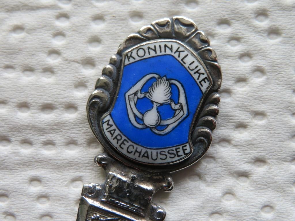 Verz. Militaria Suikerschep Embleem Koninklijke Marechaussee, Verzenden, Zo goed als nieuw, Overige materialen, Bestek