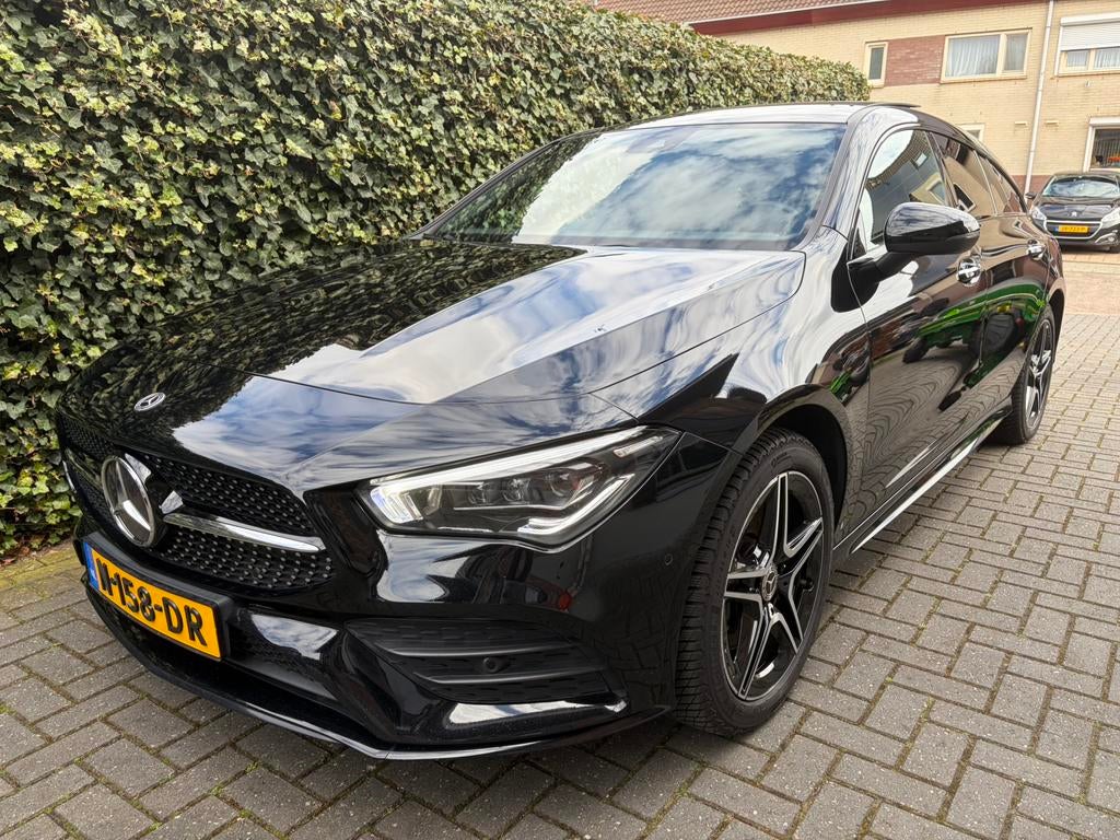 Mercedes CLA 250 e Shooting Brake 218pk Bus Ed AMG Pano MBUX, Auto's, Mercedes-Benz, CLA, 4 cilinders, Zwart, 1600 kg