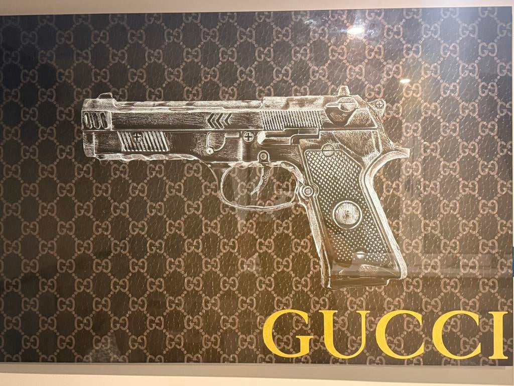 Gucci schilderij, Ophalen