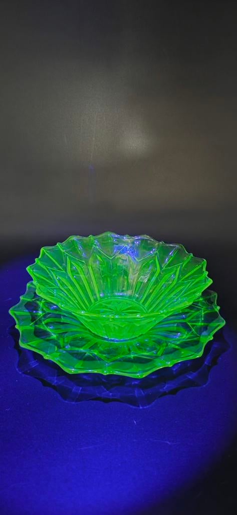 Uranium Glas Schaal met Bord, Antiek en Kunst, Antiek | Glas en Kristal, Ophalen of Verzenden