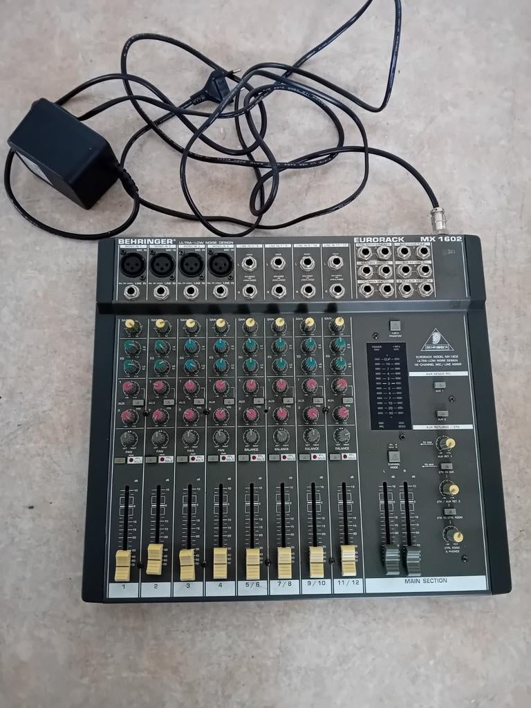 Behringer Eurorack MX1602 + Behringer MicroAMP HA400, Ophalen, Zo goed als nieuw