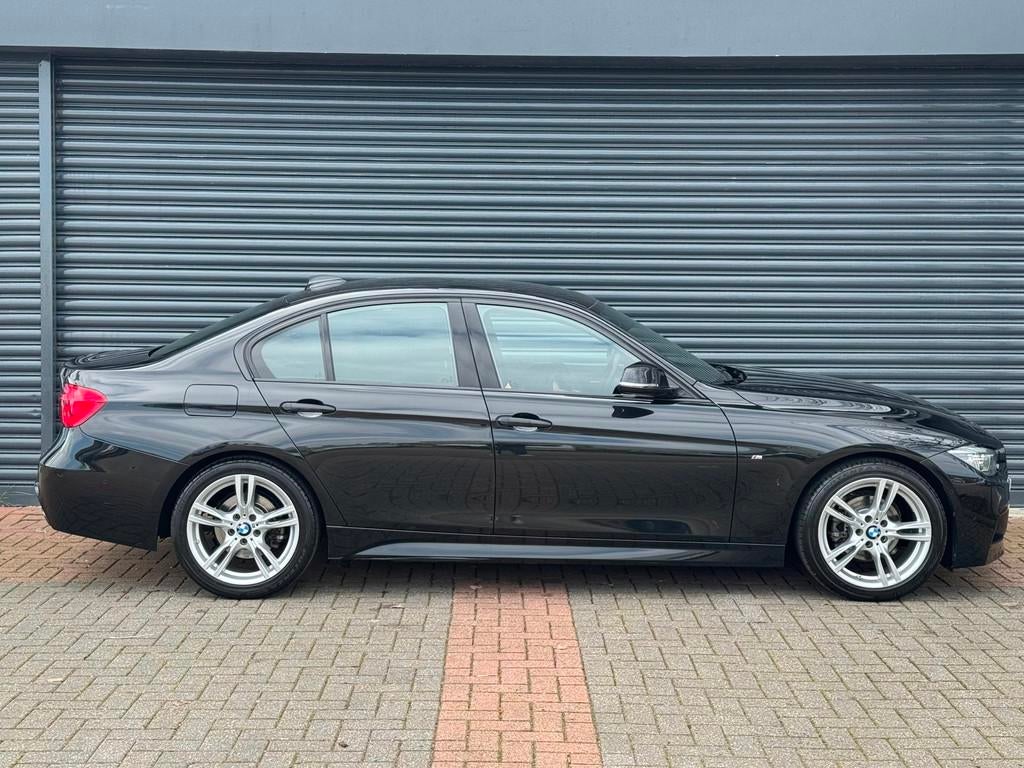 BMW 3-serie 318i M Sport Shadow Edition Aut | LCI | Carplay, Automaat, Gebruikt, Zwart, 3 cilinders