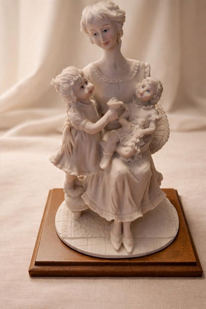 A. Belcari Porseleinen Beeld Moeder met Kinderen, Ophalen of Verzenden