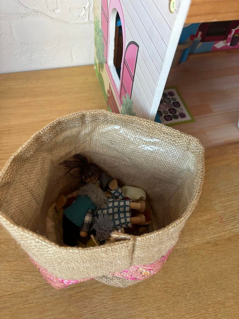 Groot poppenhuis met meubels en poppetjes (H90xB60cm), Kinderen en Baby's, Speelgoed | Poppenhuizen, Ophalen, Gebruikt, Poppenhuis