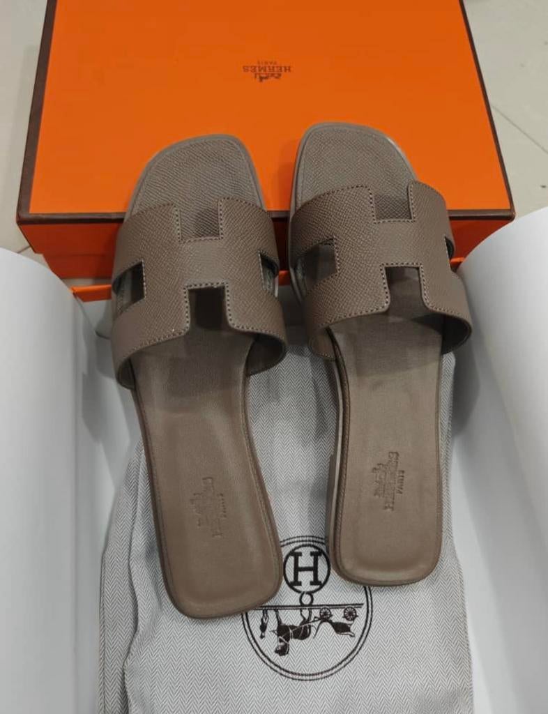 Hermes slippers, Ophalen of Verzenden, Nieuw, Bruin, Slippers